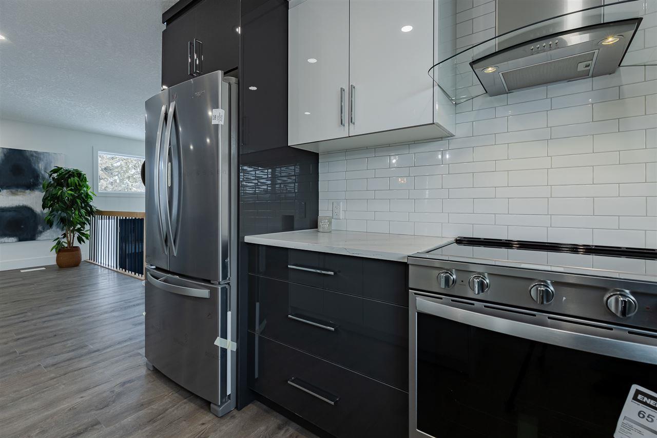 Staggered Subway Tile Design / High Gloss Cabinets