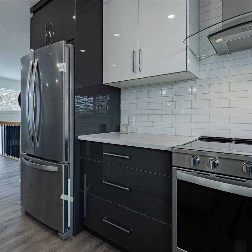 Staggered Subway Tile Design / High Gloss Cabinets